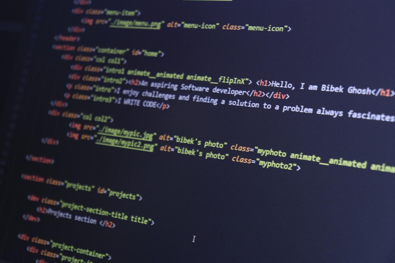 Código HTML colorido en una pantalla, representando la implementación técnica del atributo autocomplete
