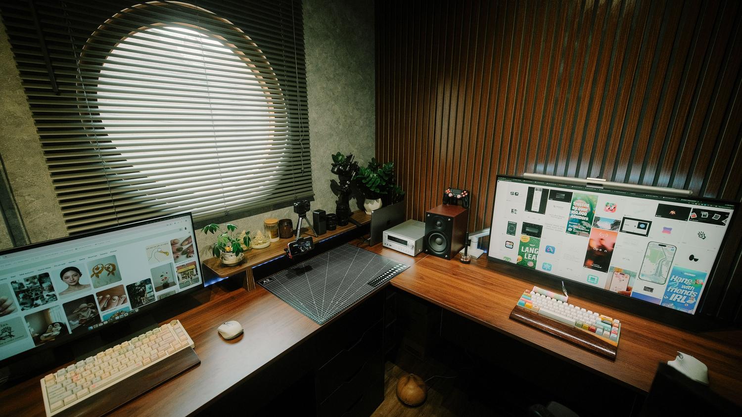 Espacio de trabajo moderno con monitores duales que muestran un aprovechamiento máximo del espacio en pantalla.