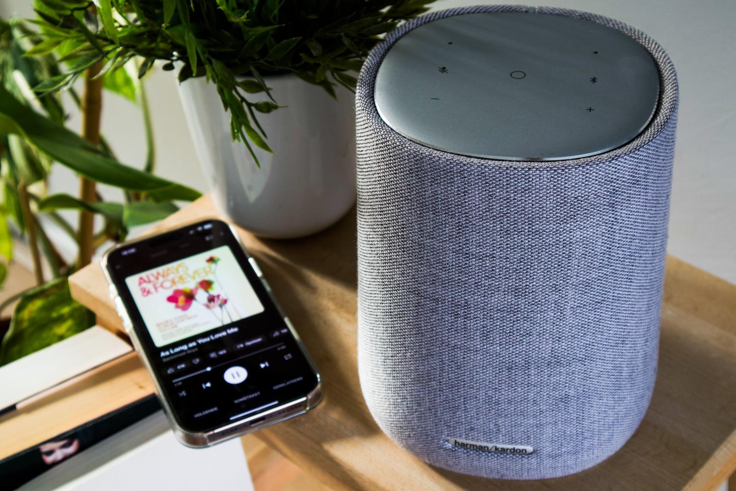 Smartphone reproduciendo música conectado a un altavoz inalámbrico en un interior