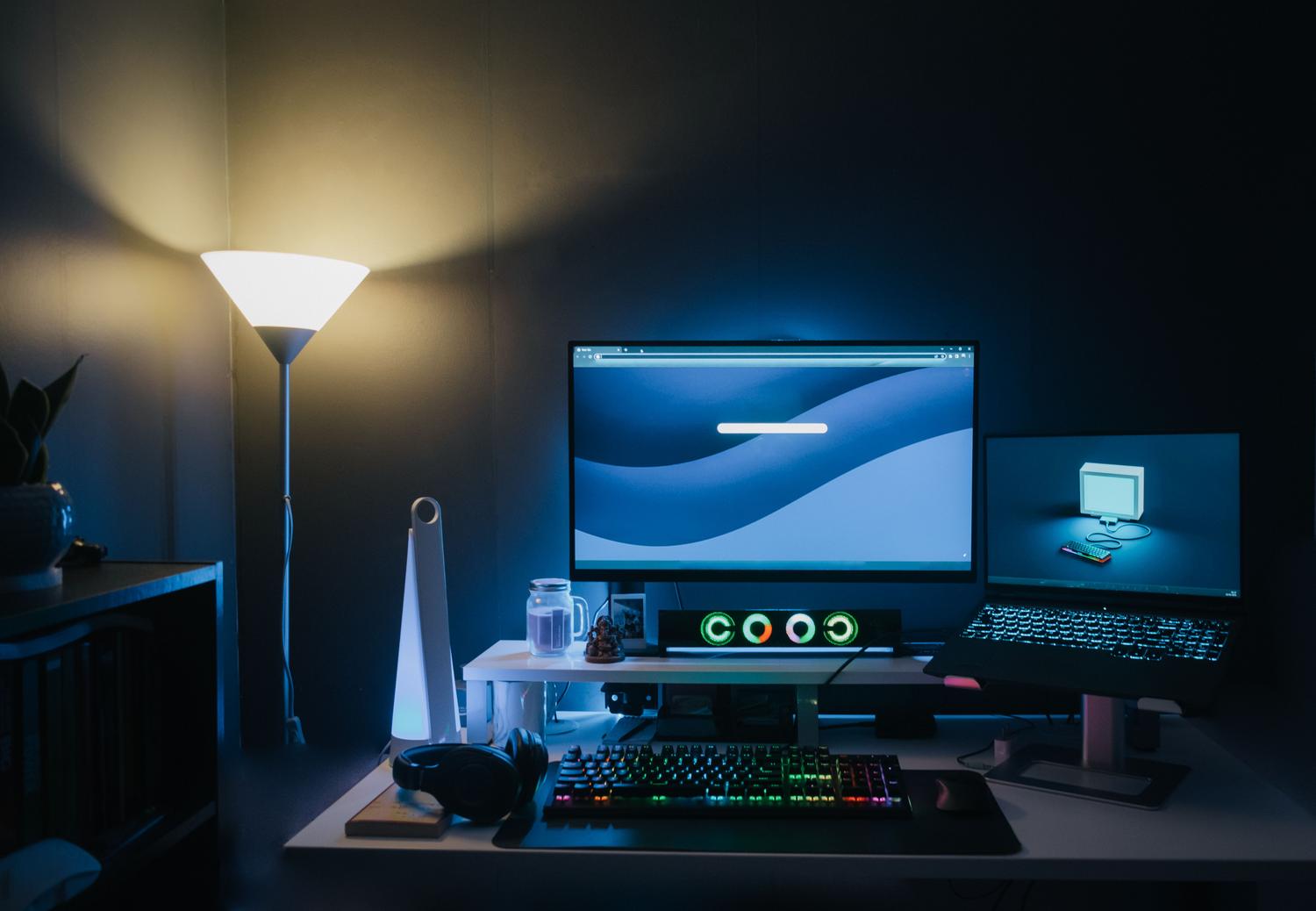 Setup ng home office na may dual monitor at ambient lighting, mainam para sa isang advanced na Windows 11 user environment.