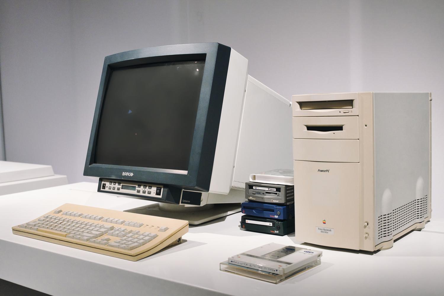 Configuración clásica de ordenador de los años 90 con monitor CRT y torre beige, representativa del hardware original de Windows 98.