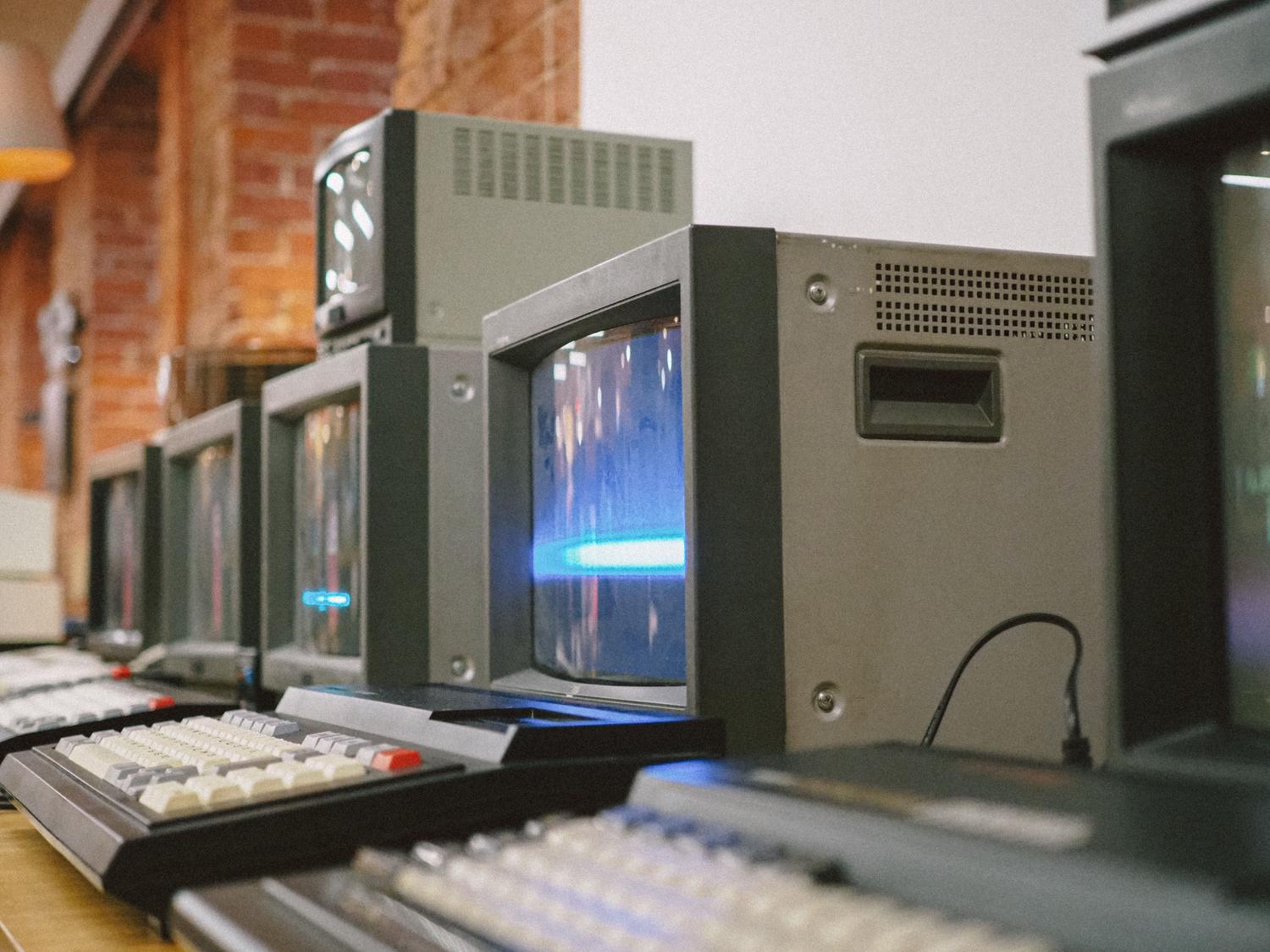 Fila de monitores CRT antiguos en un entorno interior, evocando la nostalgia de la informática de hace un par de décadas.