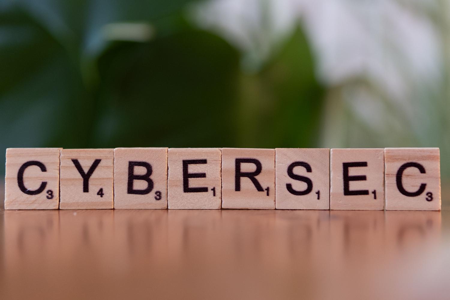 Bloques de madera deletreando la palabra 'CYBERSEC', representando el concepto general de ciberseguridad y protección de la información.