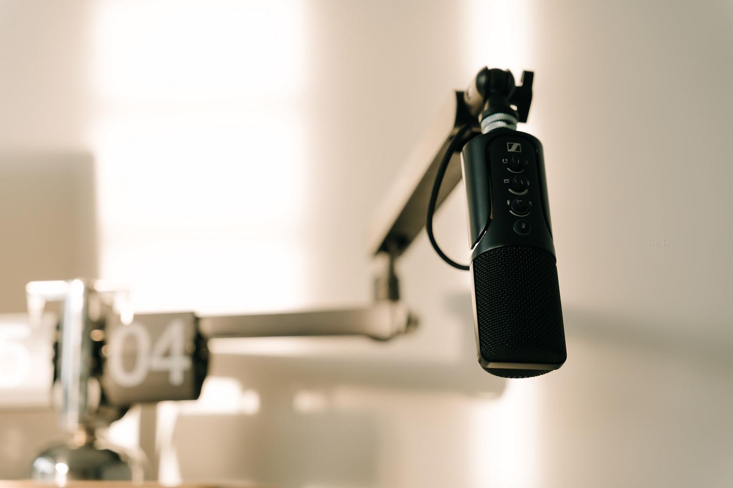 Resumen de audio con Gemini Micrófono profesional de estudio, ilustrando la capacidad de Gemini para resumir archivos de audio y podcasts.
