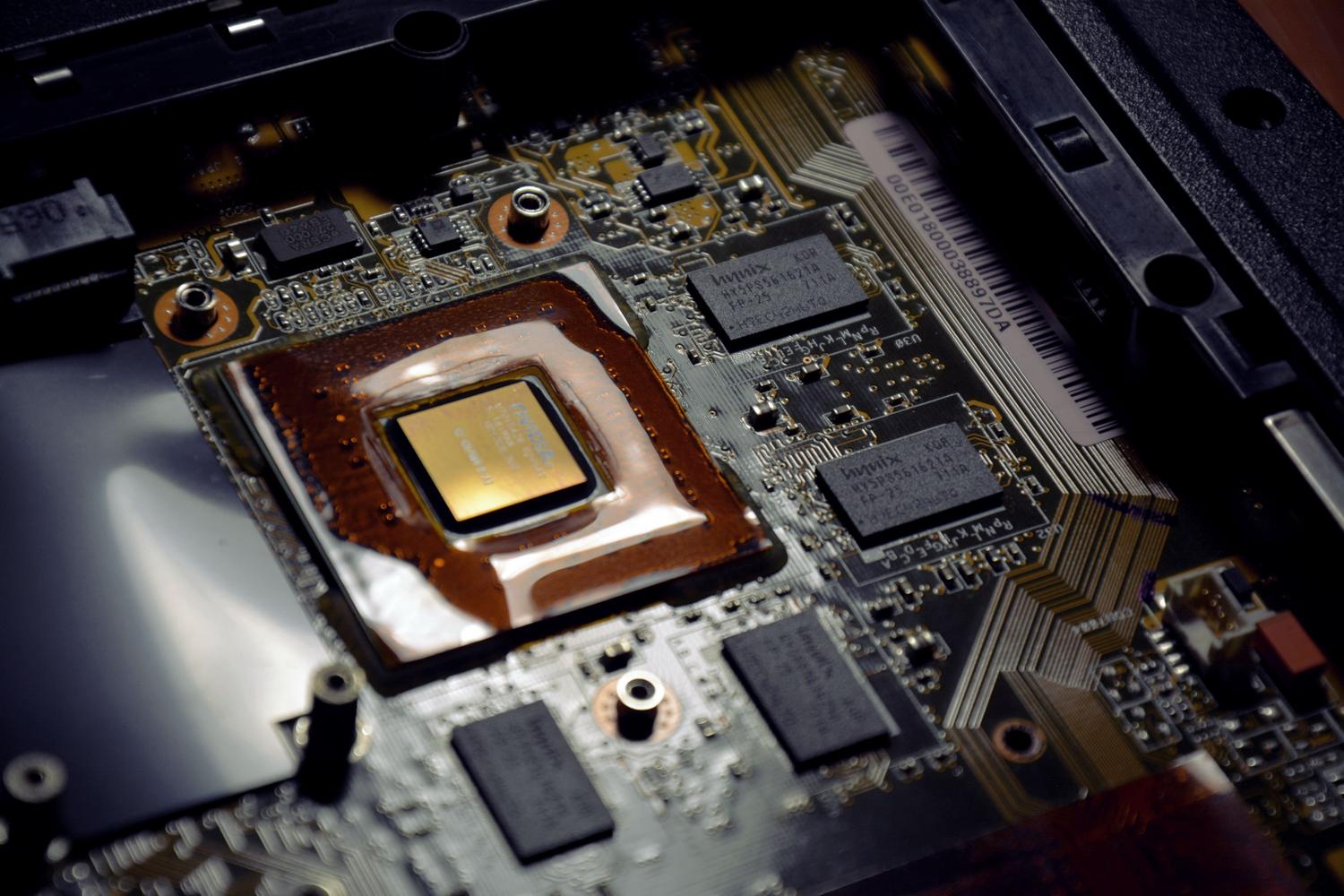 Vista detallada de los componentes internos y el procesador de un ordenador portátil para analizar el hardware.