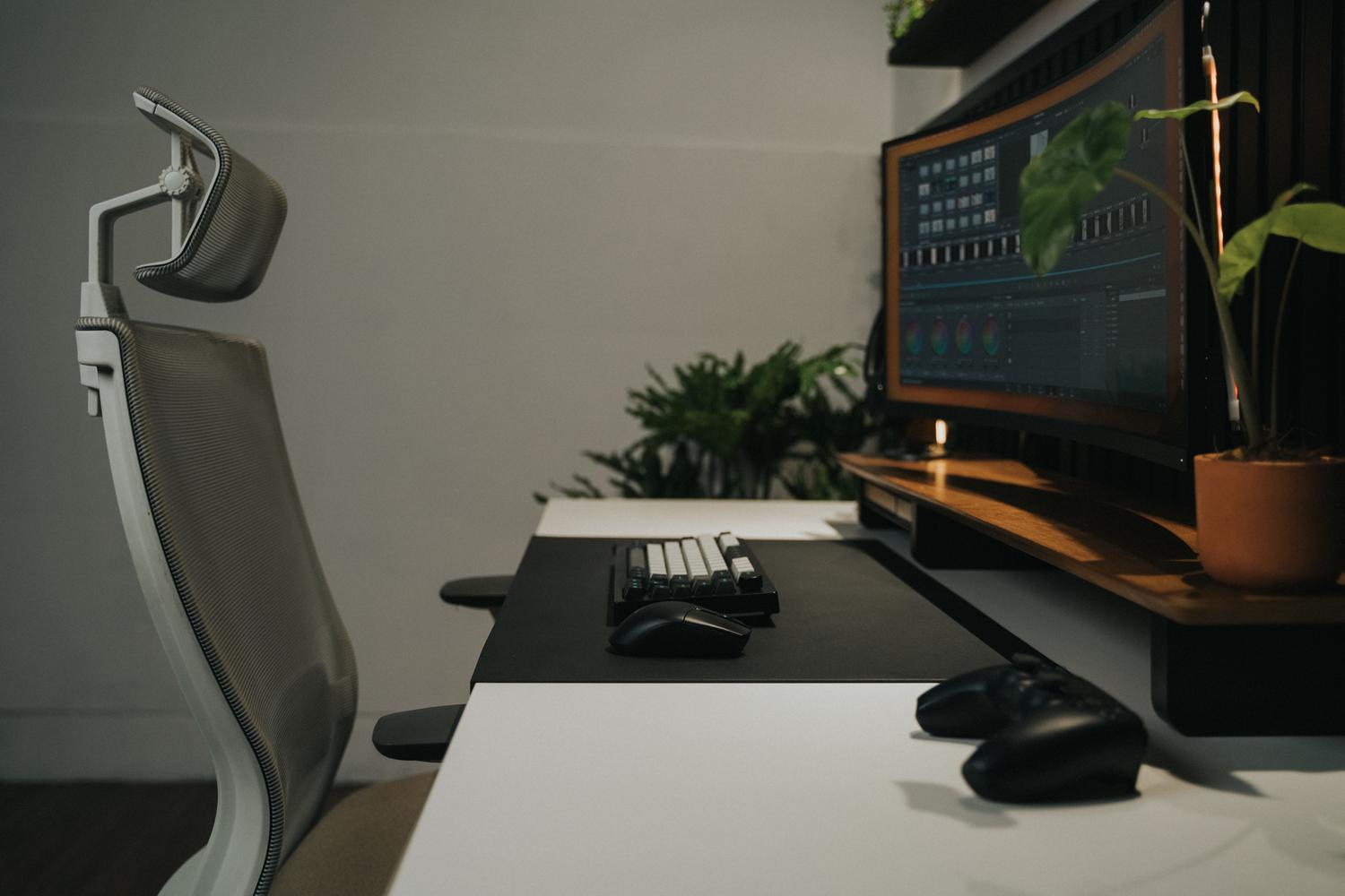 Espacio de trabajo moderno y minimalista con monitor curvado, representando un entorno optimizado para el usuario de PC.