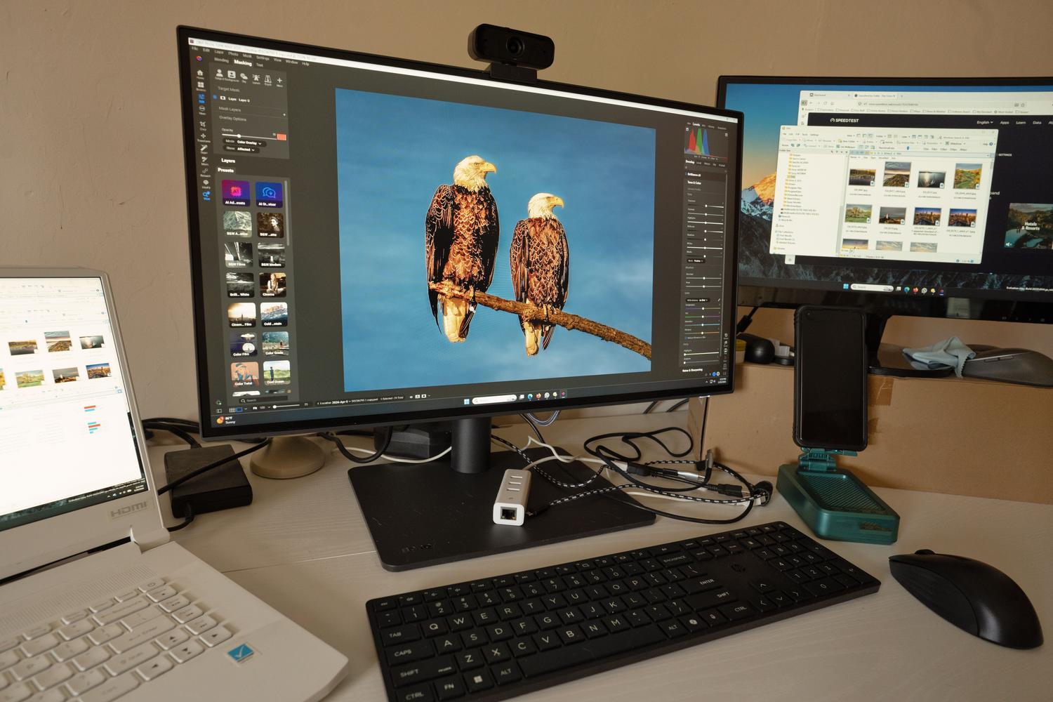Estación de trabajo profesional con múltiples monitores para edición fotográfica, resaltando la importancia de la precisión del color en el hardware.