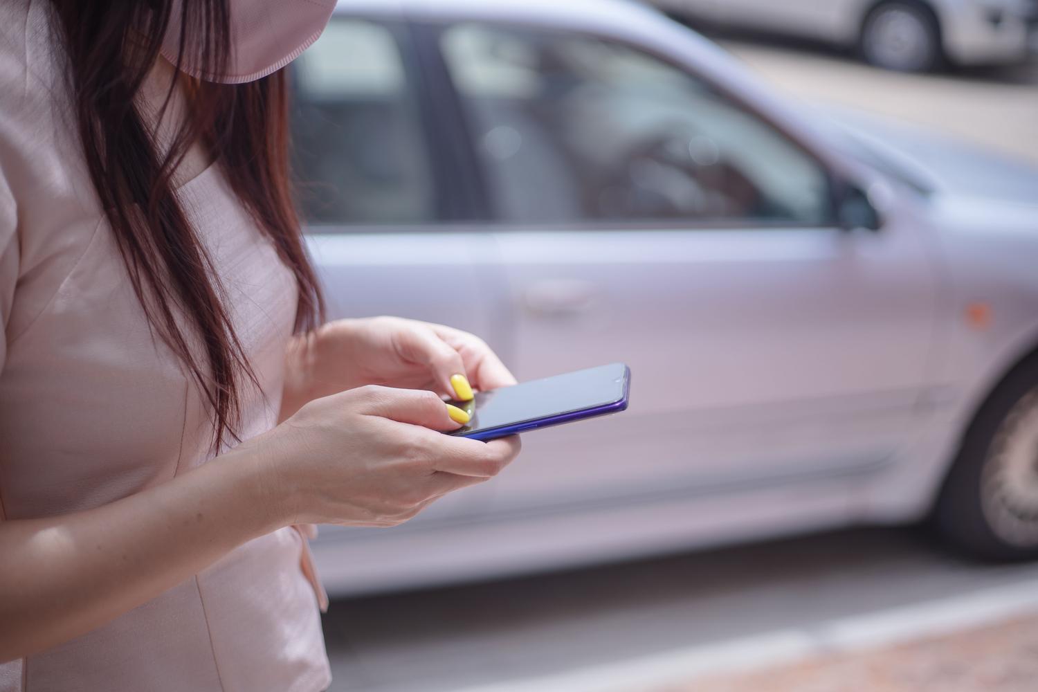 Primer plano de las manos de una persona escribiendo un mensaje en un smartphone.