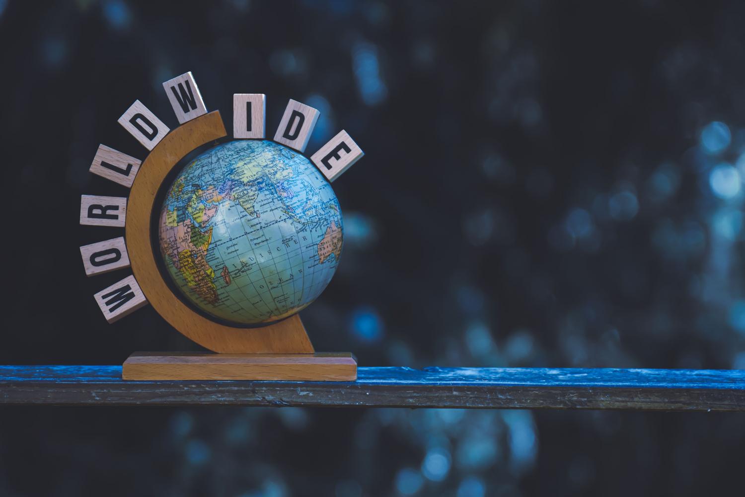 Traducción de páginas web para una audiencia global Globo terráqueo vintage con la palabra WORLDWIDE, simbolizando la traducción de páginas web para una audiencia global
