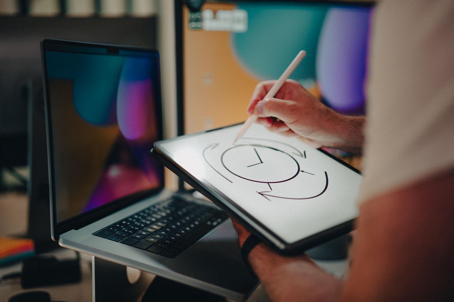 Persona dibujando un esquema de flujo de trabajo con un lápiz digital sobre una tableta, ideal para la toma de notas.