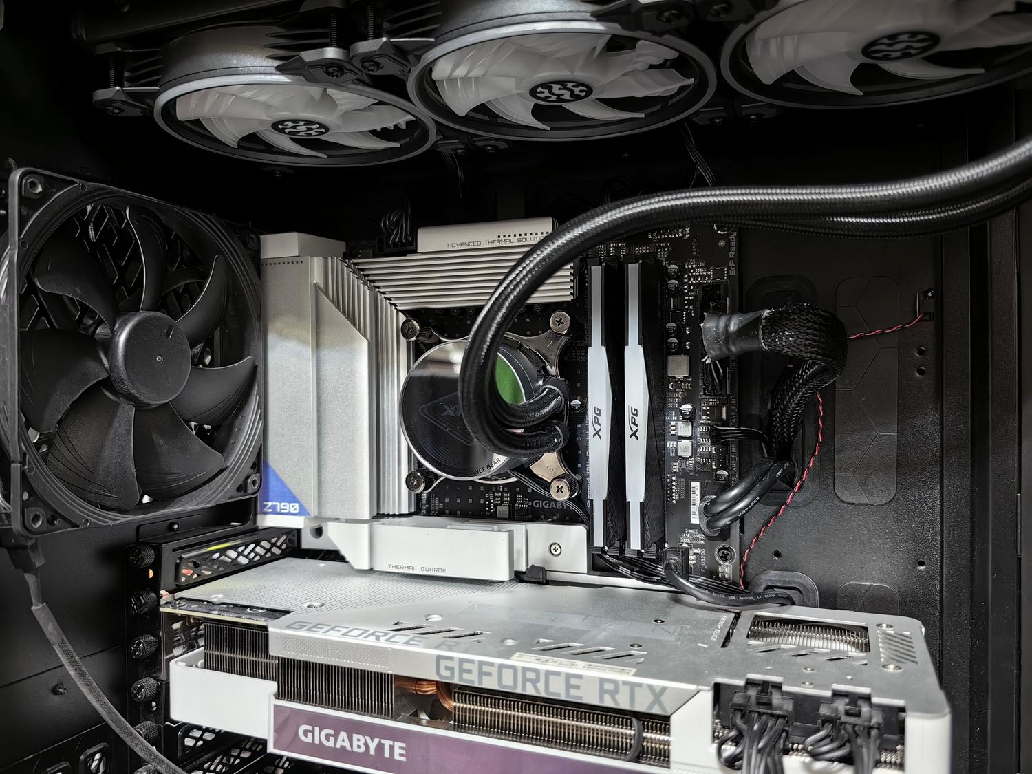Interior de un PC de gama alta con refrigeración avanzada y tarjeta gráfica RTX, ideal para flujos de trabajo profesionales en Linux.
