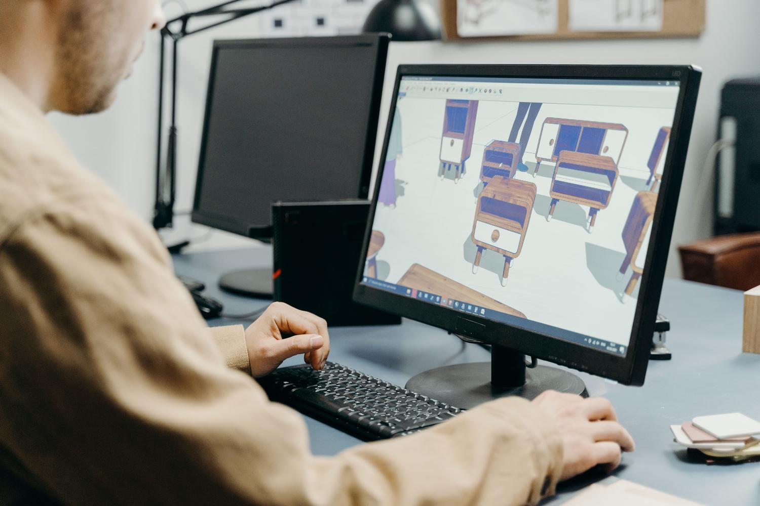 Diseñador profesional trabajando en el modelado 3D de muebles en su estación de trabajo.