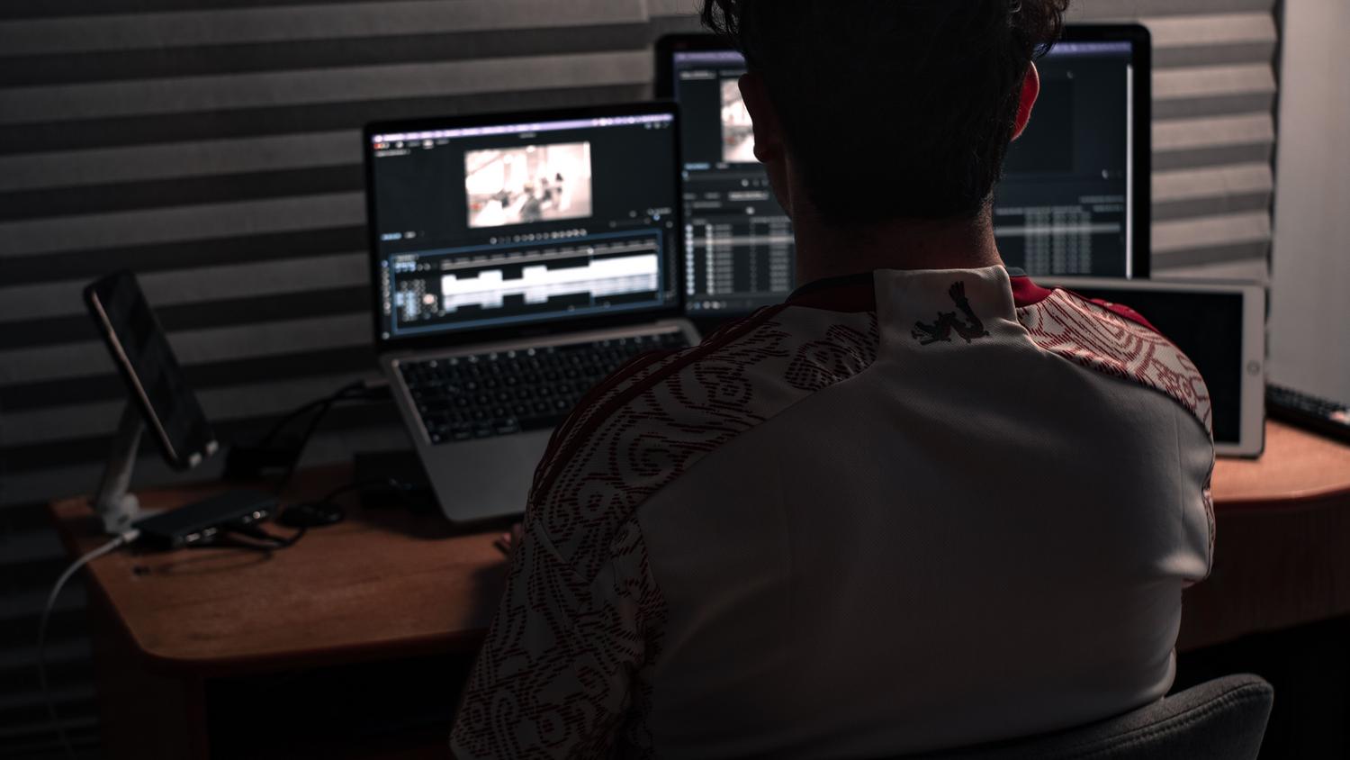 Espacio de trabajo digital moderno con múltiples monitores, representando la capacidad de gestionar varias ventanas y contenidos simultáneamente.