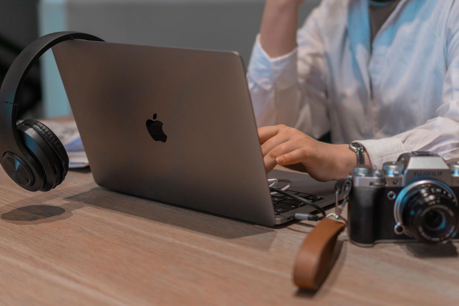 Primer plano de una persona trabajando con un portátil en un entorno moderno, ideal para introducir el concepto de navegación y productividad.