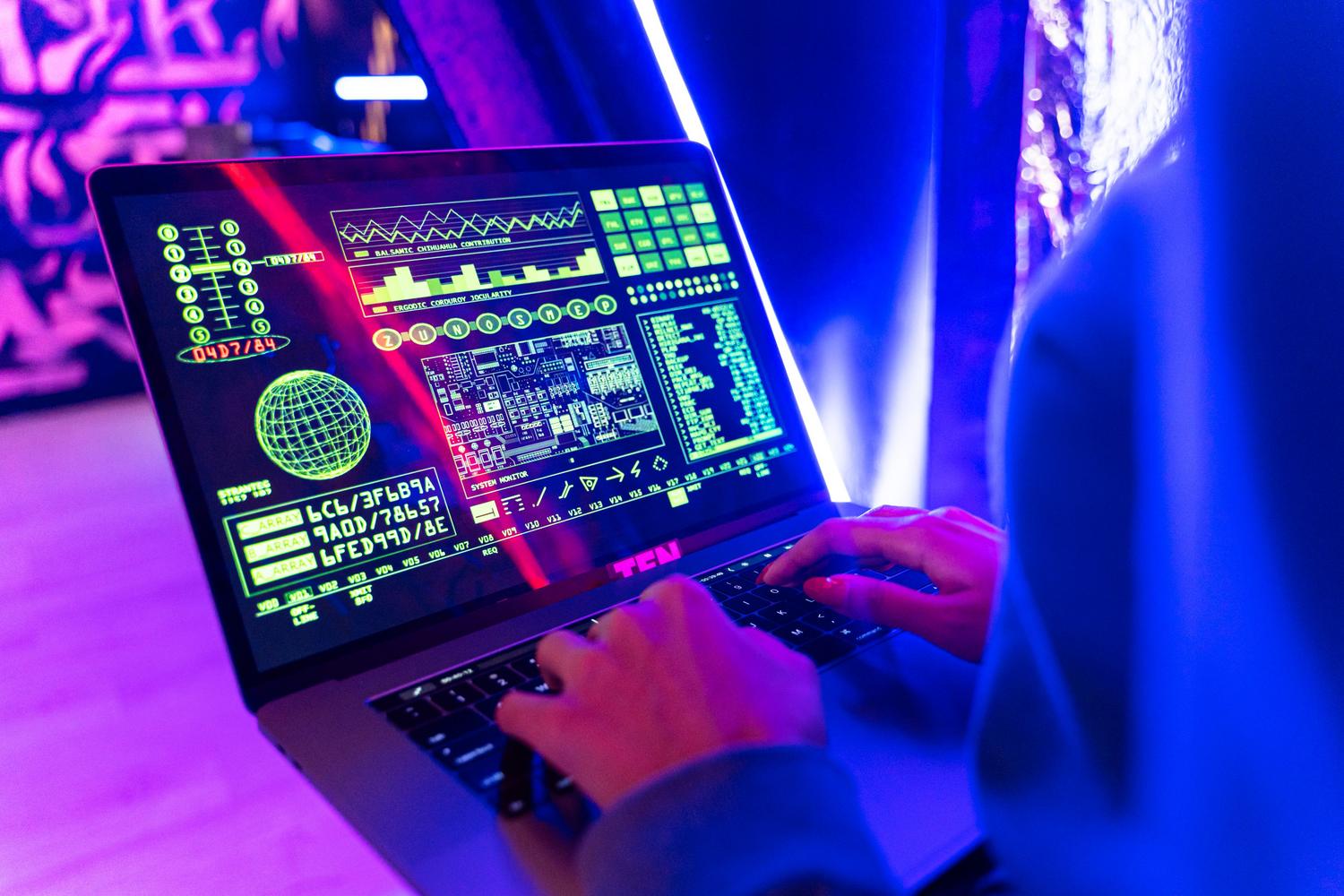 Primer plano de alguien escribiendo en un ordenador con una superposición de datos digitales, representando la infraestructura técnica de la red.