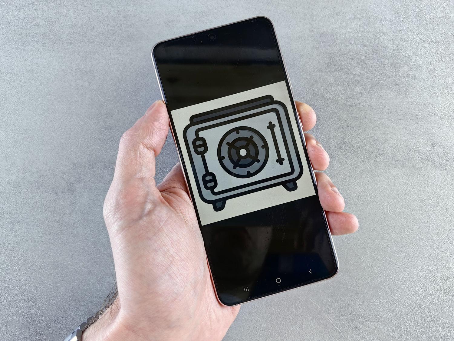 Imagen de un smartphone mostrando el icono de una caja fuerte, simbolizando la seguridad y el bloqueo de acceso mediante PIN y PUK.