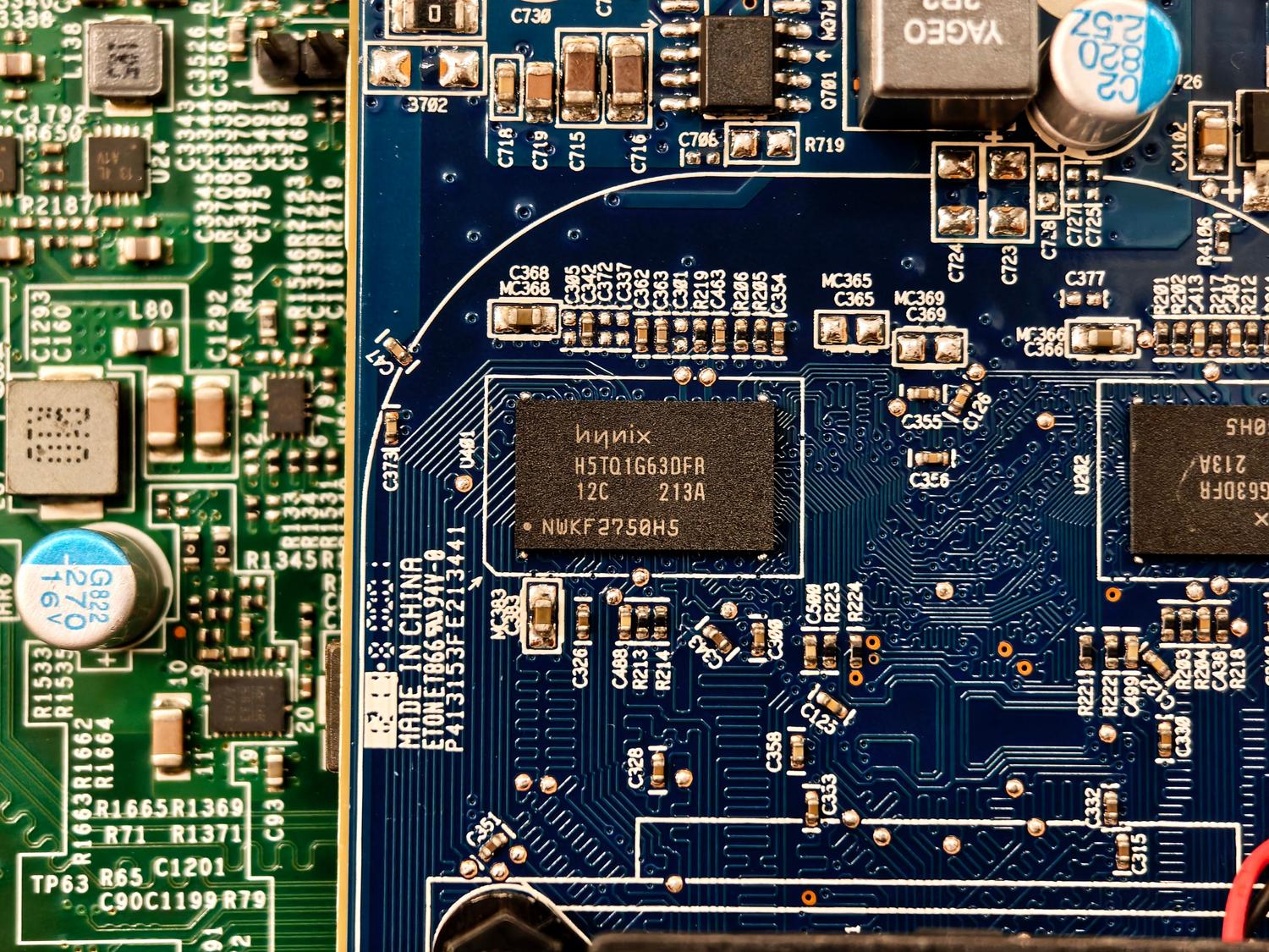 Primer plano de circuitos electrónicos y chips de memoria, representando la arquitectura de hardware subyacente.