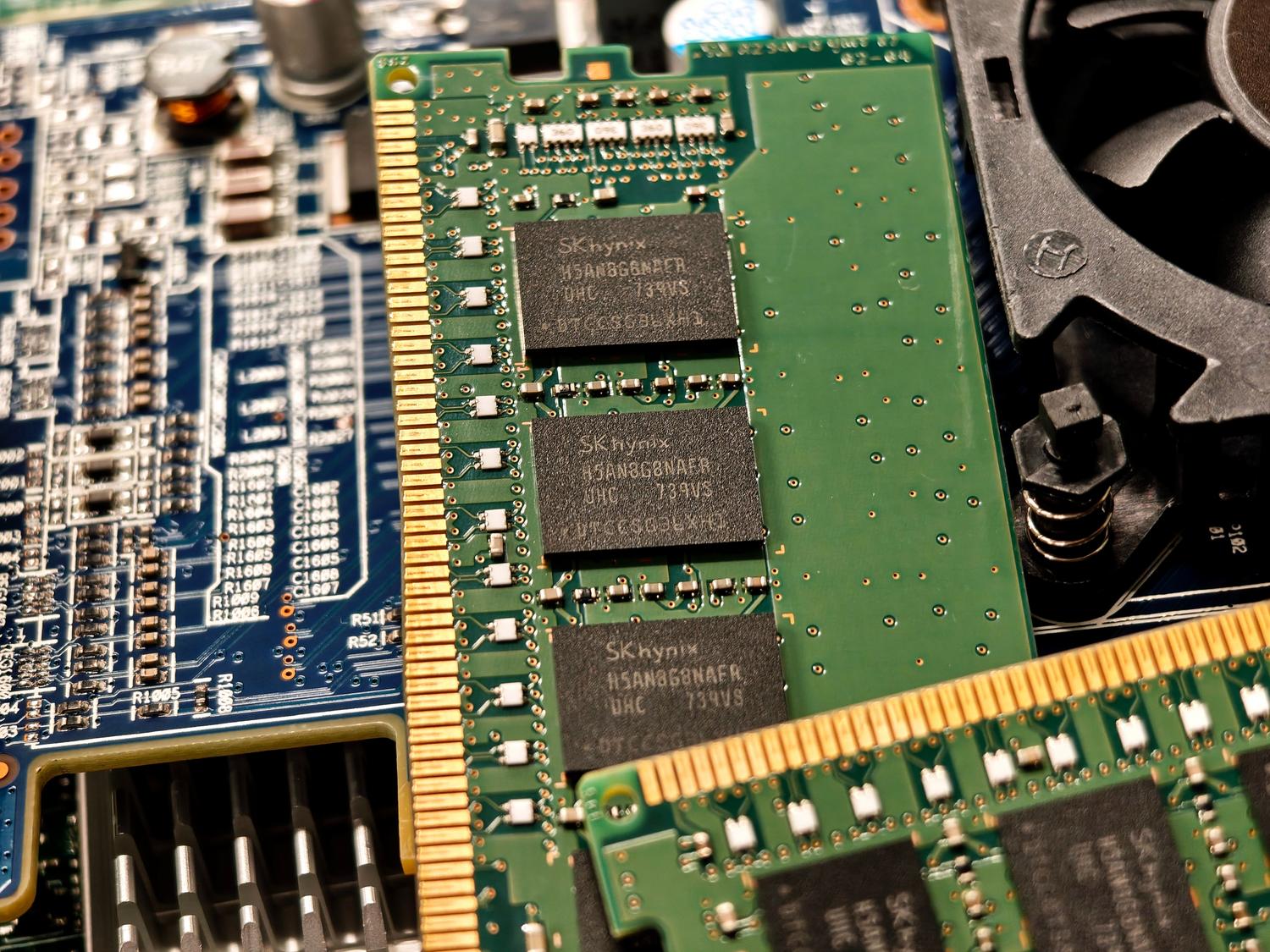 Detalle macro de módulos de memoria RAM, ilustrando el hardware físico gestionado por el kernel de Linux.