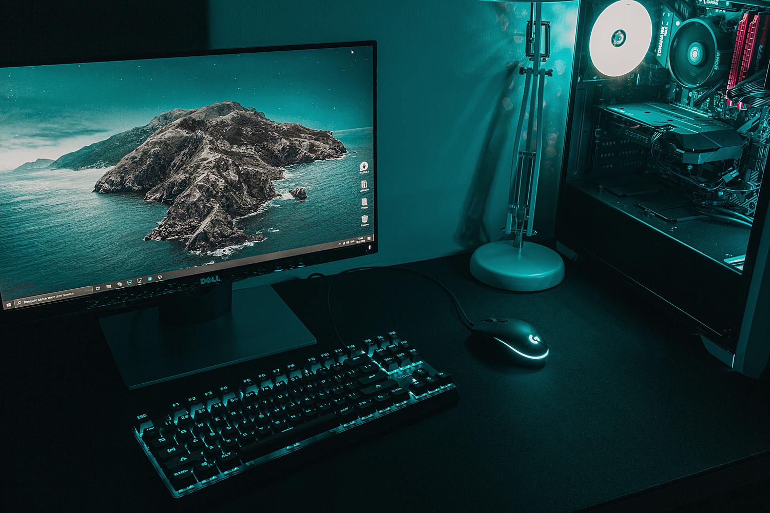 Estación de trabajo informática profesional con monitor y CPU, reflejando un entorno de administración de sistemas Linux.
