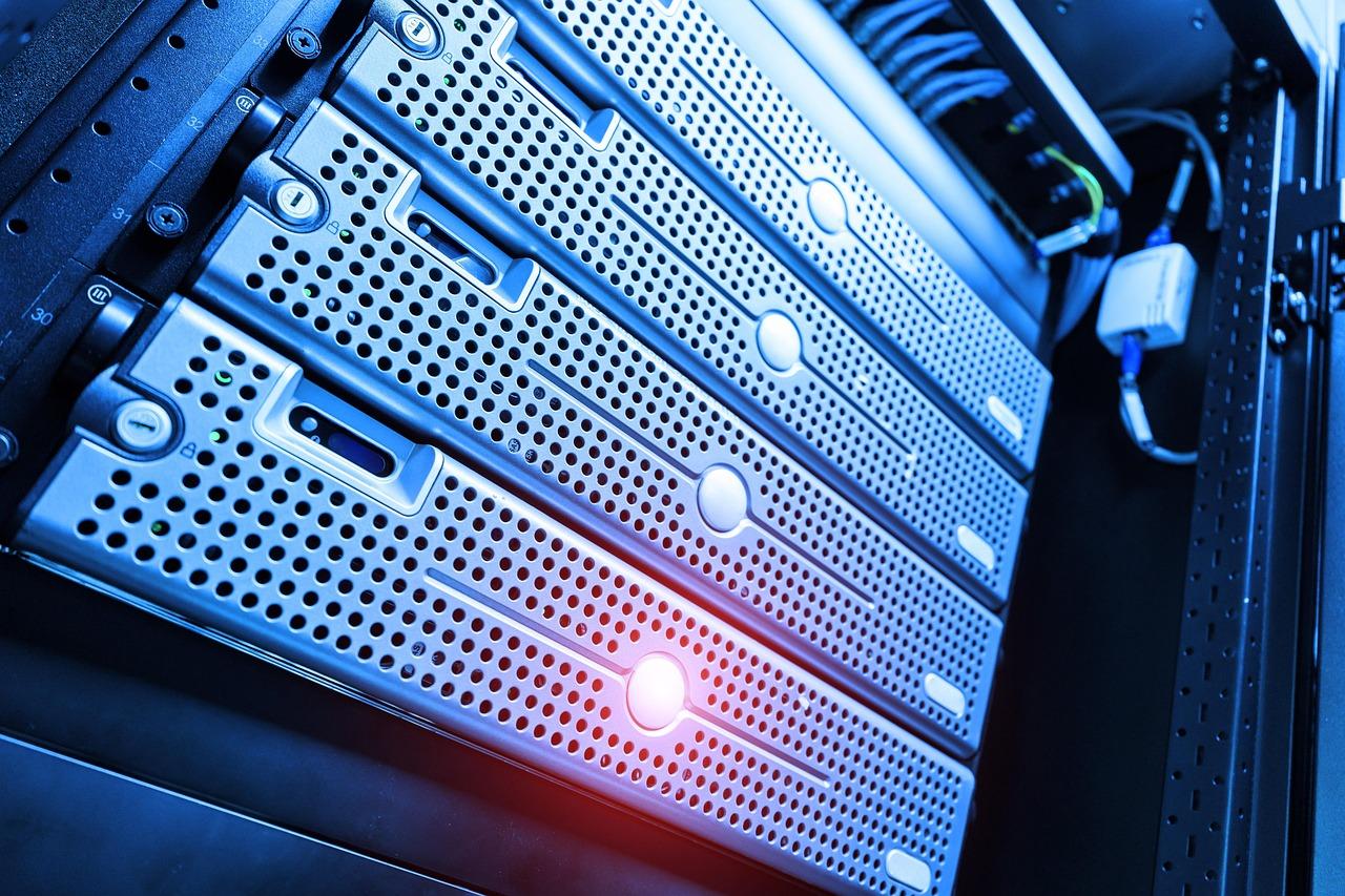 Infraestructura de un centro de datos con servidores organizados, simbolizando la potencia del motor de base de datos SQL.