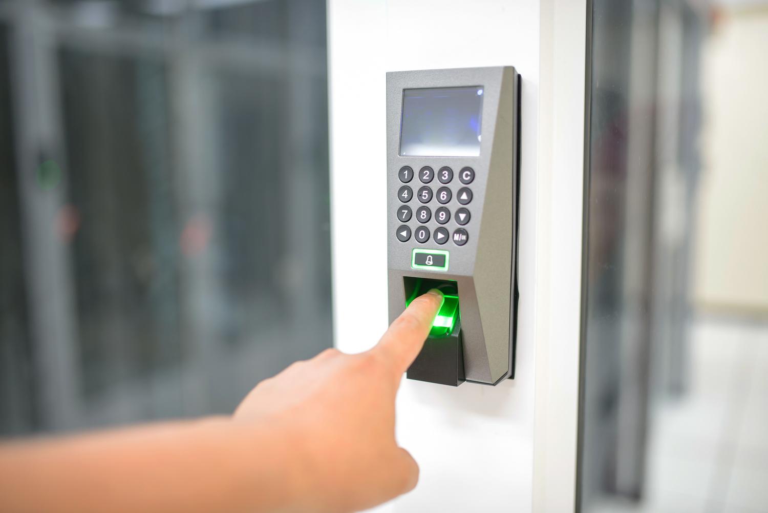 Escaneo biométrico de huella dactilar para acceso seguro, simbolizando las mejoras de seguridad y cifrado de systemd 262. Escaneo biométrico de huella dactilar para acceso seguro, simbolizando las mejoras de seguridad y cifrado de systemd 262.