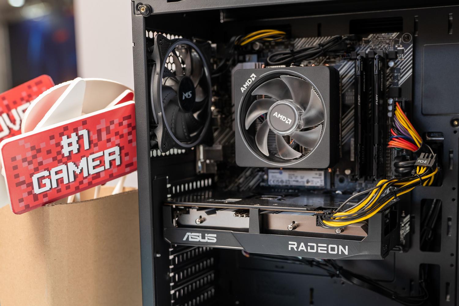 Ngaphakathi kwe-PC yemidlalo yesimanje enezingxenye ze-AMD Ryzen ne-Radeon