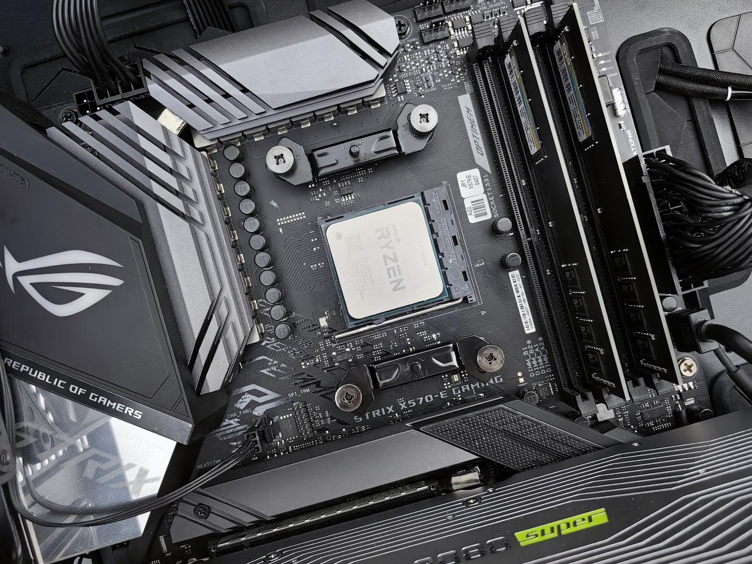 Ibhodi lomama le-ASUS ROG STRIX X570-E GAMING elibonisa isokhethi le-AM4 kanye nezingxenye ezisezingeni eliphezulu