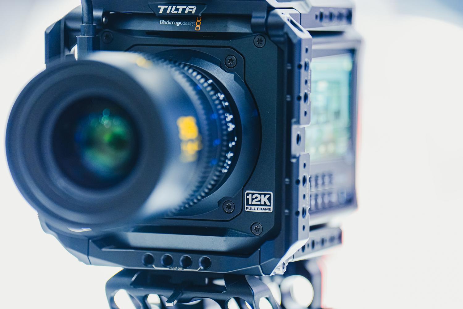 Cámara profesional de gama alta con sensor de alta resolución, representando a los fotógrafos y el soporte para resoluciones masivas de JPEG XL.