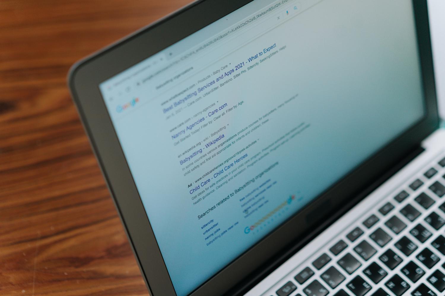 Persona utilizando un ordenador portátil para navegar por la web, representando la optimización del rendimiento y las Core Web Vitals.