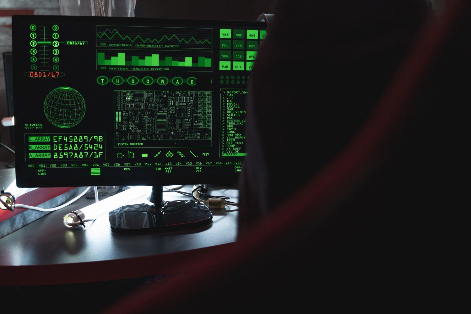 Monitor mostrando código de seguridad digital en color verde, simbolizando el cifrado y la protección del protocolo Secure Shell.