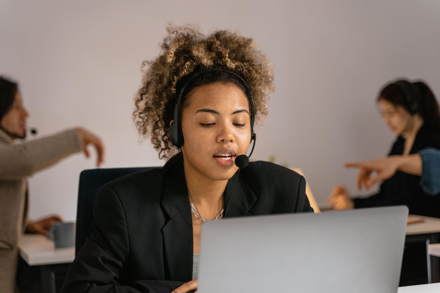 Agente de soporte técnico utilizando un CRM para resolver incidencias de clientes de forma eficiente.