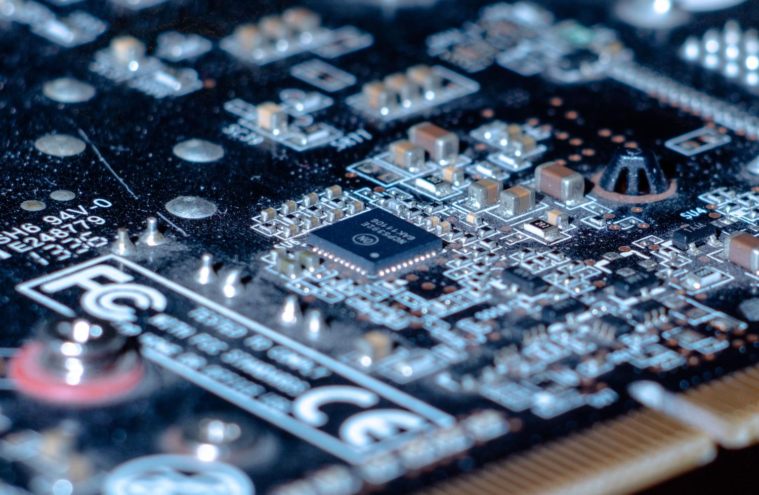 Detalle de los circuitos intrincados de una placa base, simbolizando la gestión de recursos y la abstracción del hardware.