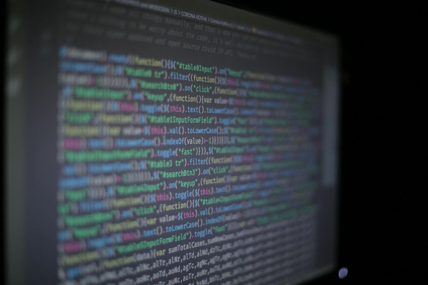 Código de programación colorido en una pantalla, ilustrando la capa de software que interactúa con el kernel.