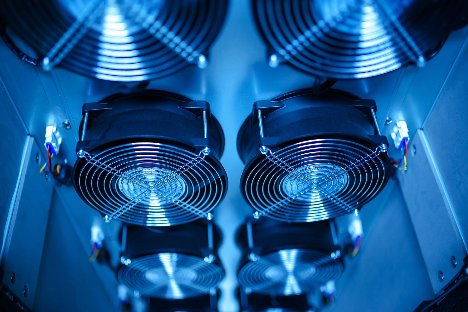 Close-up van koelventilatoren in een serveromgeving, die de luchtstroom optimaliseren.
