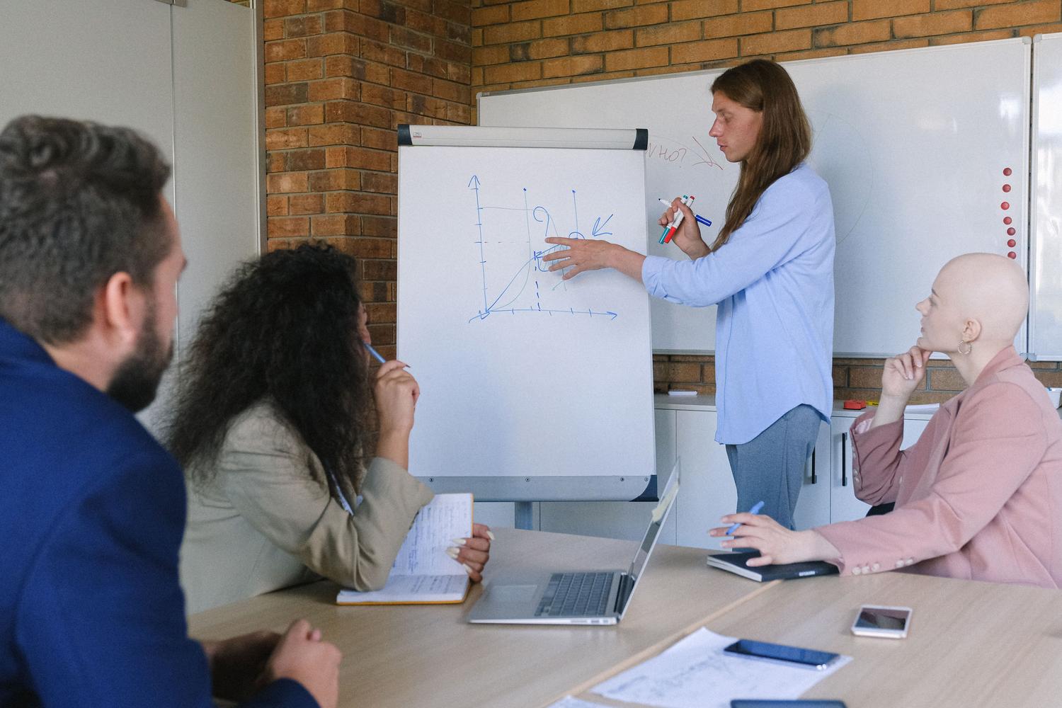 Equipo de trabajo en una oficina asistiendo a una capacitación sobre seguridad, reflejando la importancia de la formación del personal.
