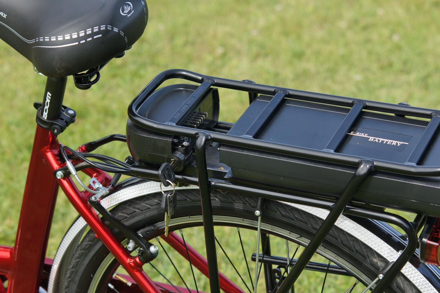Batería extraíble de ion-litio instalada en una bicicleta eléctrica, representando la aplicación de la tecnología de baterías en la movilidad sostenible.